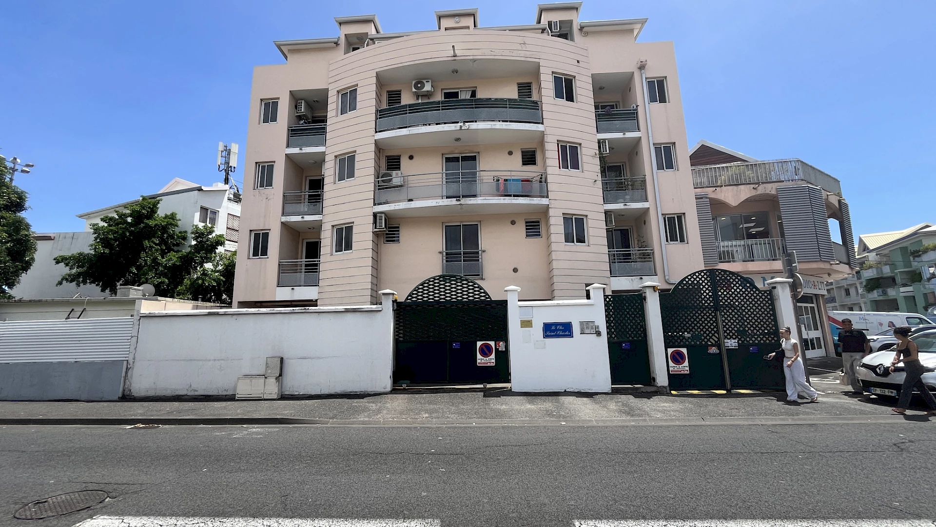 Studio libre - Centre ville de SAINT DENIS - Dernier étage - Vue mer