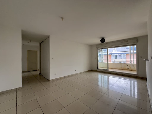 SAINT DENIS (STE CLOTILDE) - APPARTEMENT T4 LIBRE 2 PARKINGS