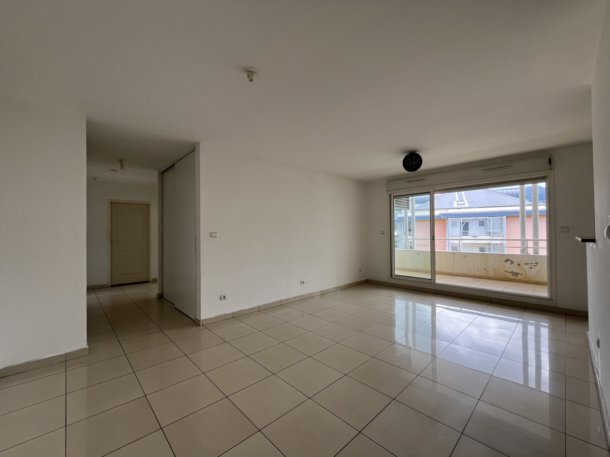 SAINT DENIS (STE CLOTILDE) - APPARTEMENT T4 LIBRE 2 PARKINGS - 1