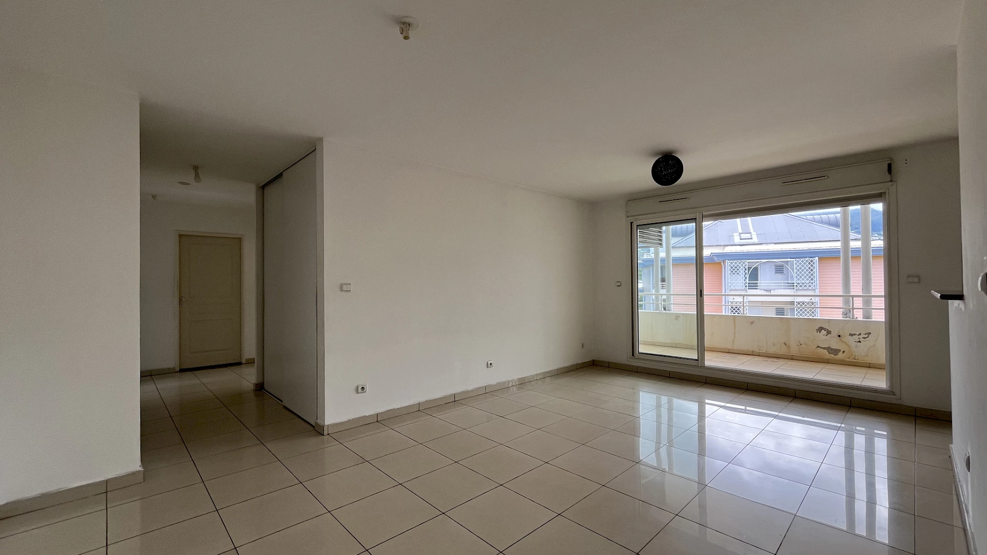 SAINT DENIS (STE CLOTILDE) - APPARTEMENT T4 LIBRE 2 PARKINGS
