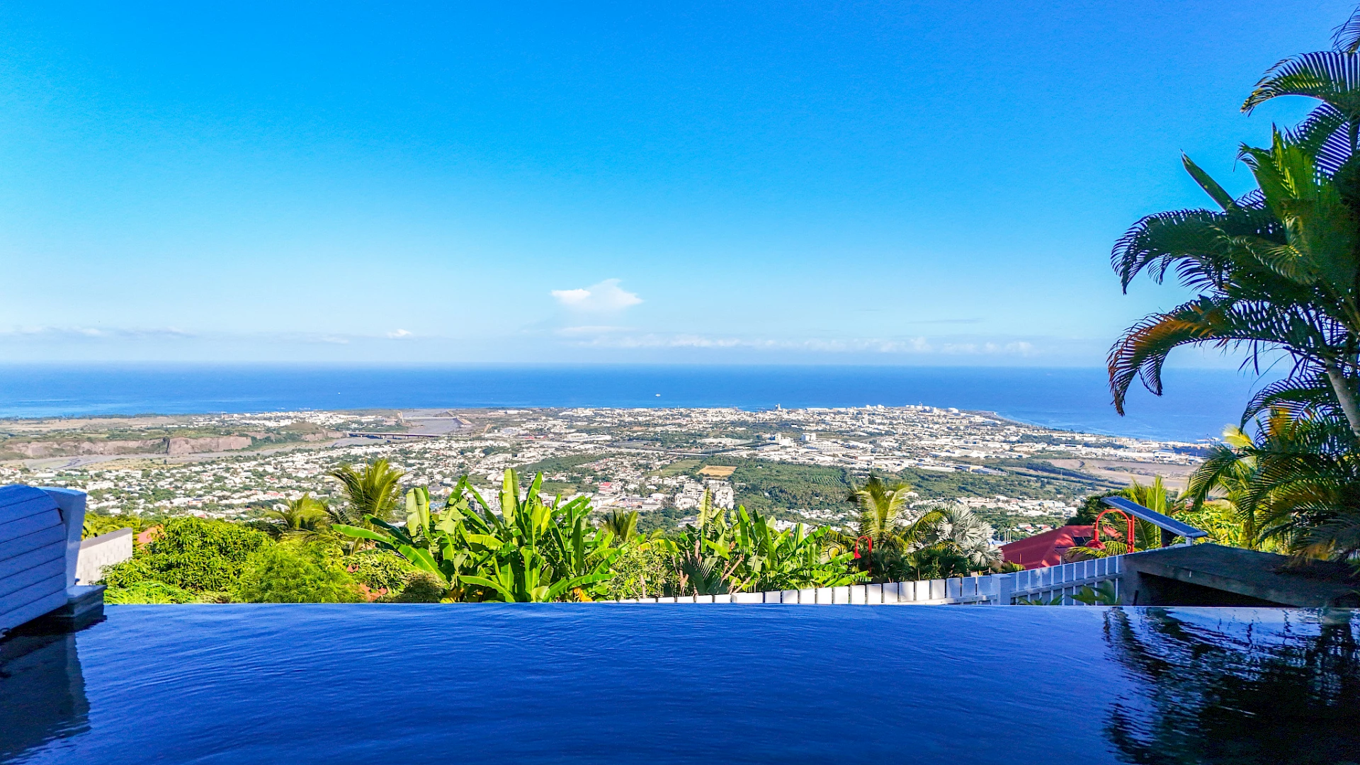 EXCEPTIONNELLE VUE MER VILLA T4/5 AVEC PISCINE GARAGE A LA POSSESSION