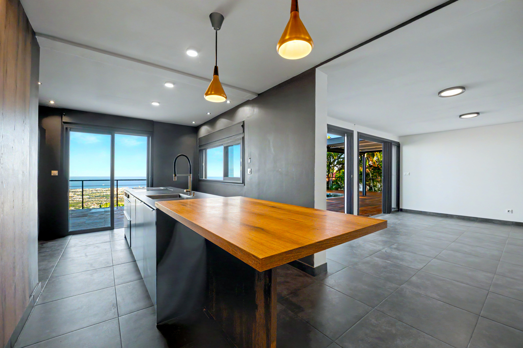 EXCEPTIONNELLE VUE MER VILLA T4/5 AVEC PISCINE GARAGE A LA POSSESSION