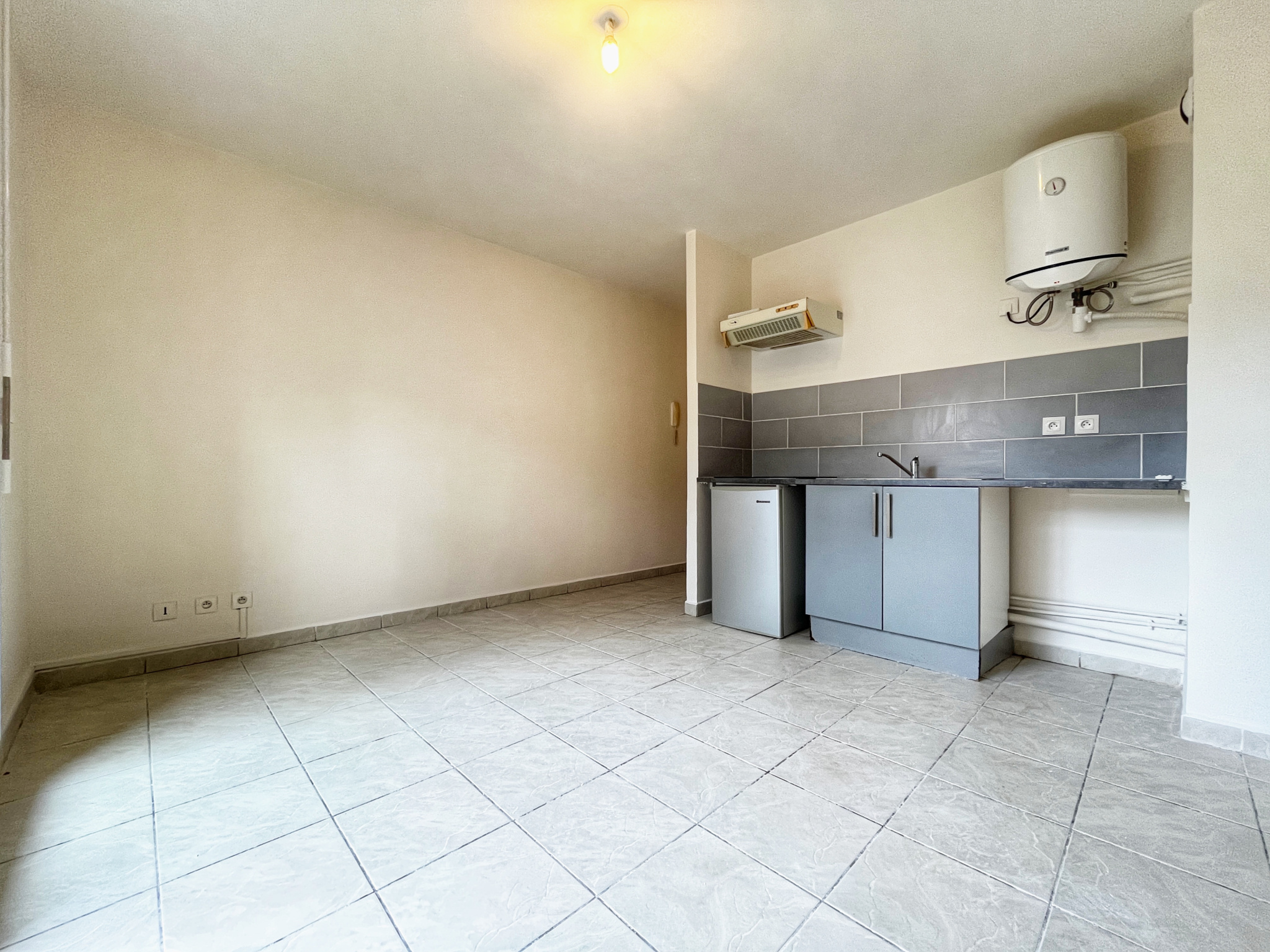SAINTE CLOTILDE - STUDIO LIBRE - SANS PARKING