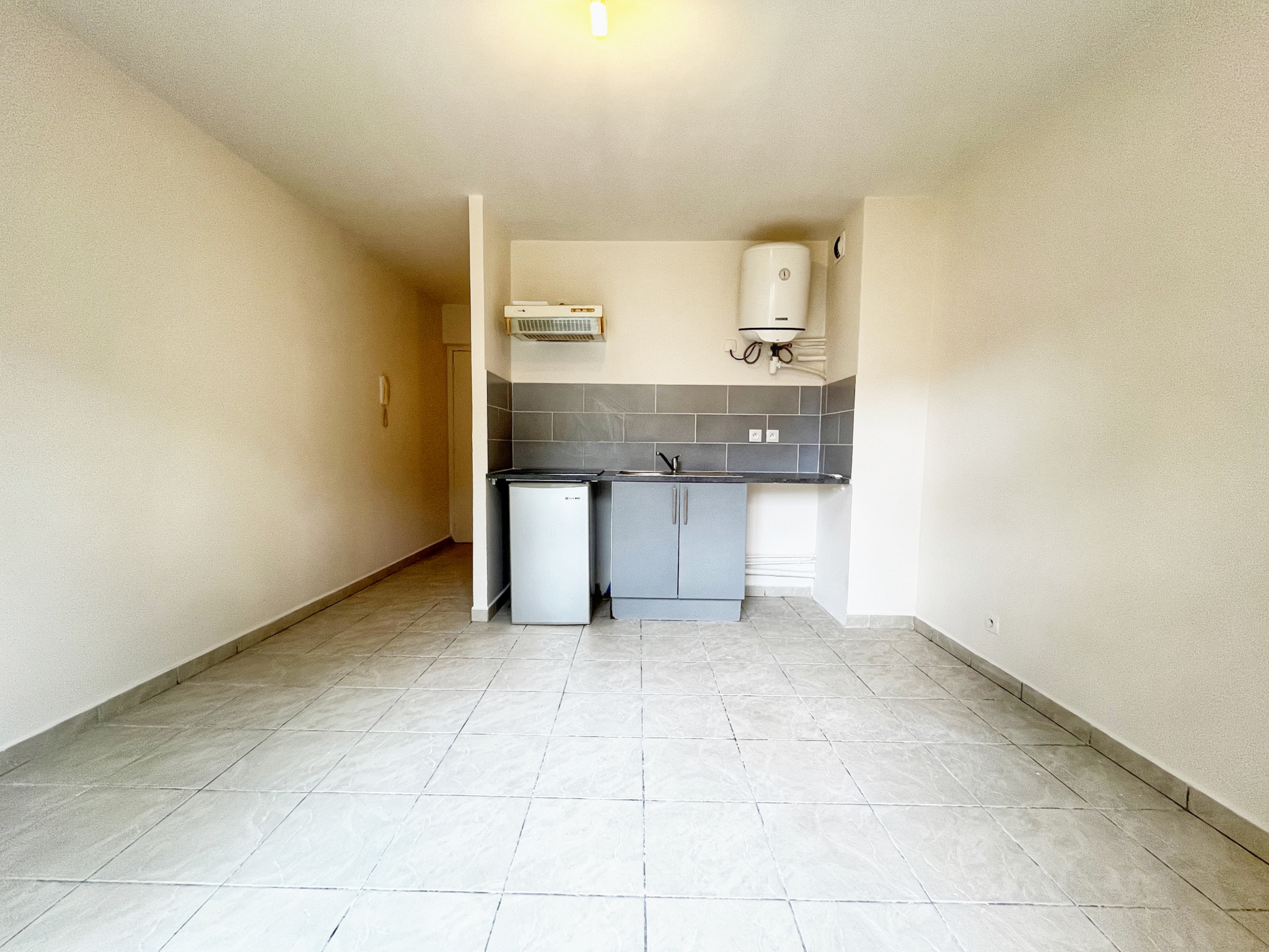SAINTE CLOTILDE - STUDIO LIBRE - SANS PARKING