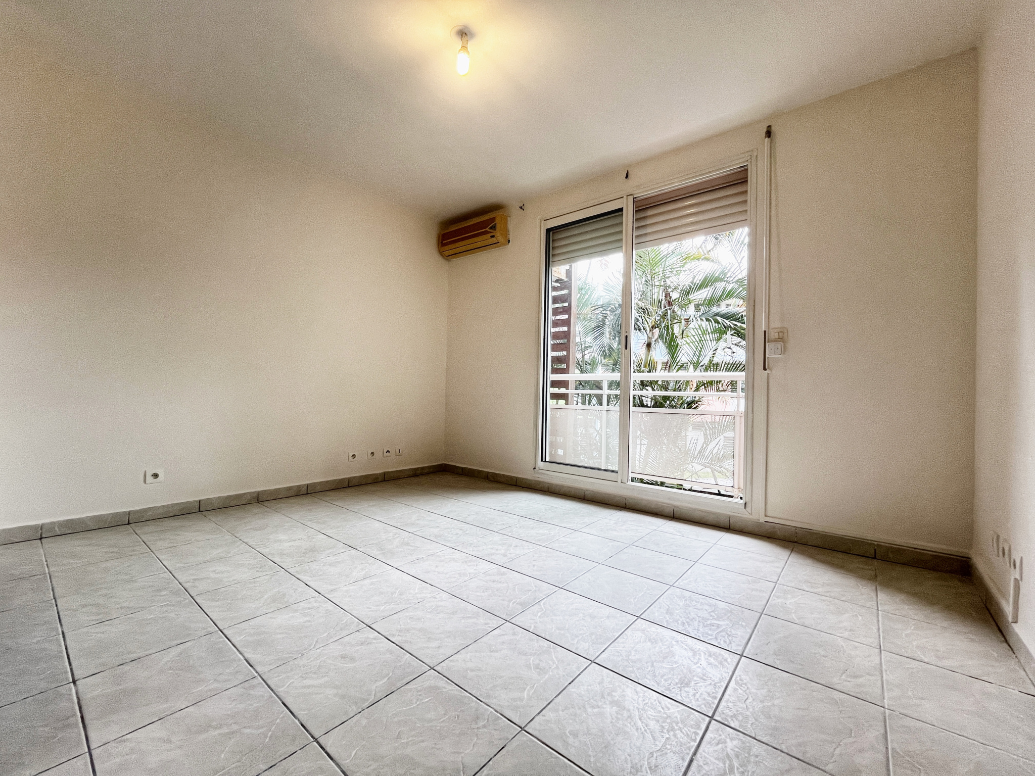 SAINTE CLOTILDE - STUDIO LIBRE - SANS PARKING