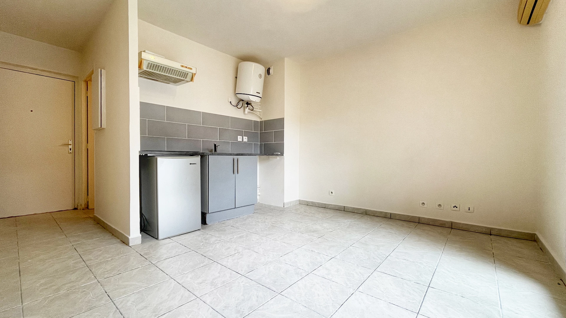 SAINTE CLOTILDE - STUDIO LIBRE - SANS PARKING