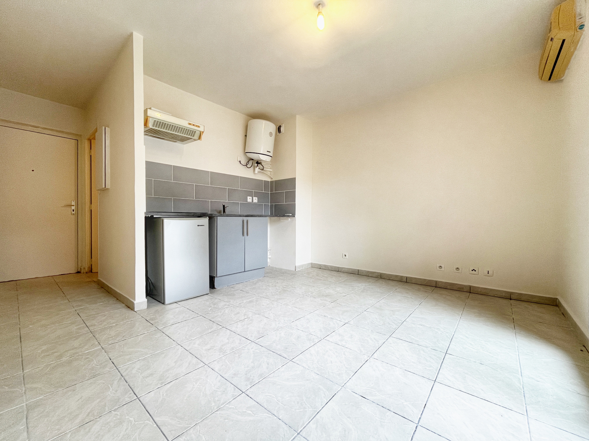 SAINTE CLOTILDE - STUDIO LIBRE - SANS PARKING