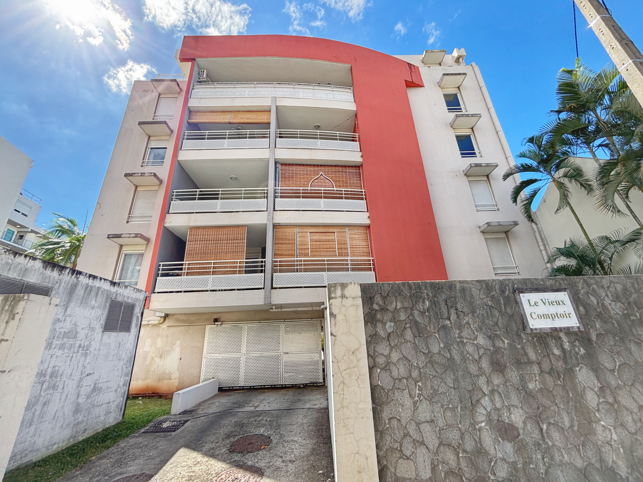 SAINT DENIS (PROCHE JARDIN DE L'ÉTAT) - APPARTEMENT T2 LOUÉ