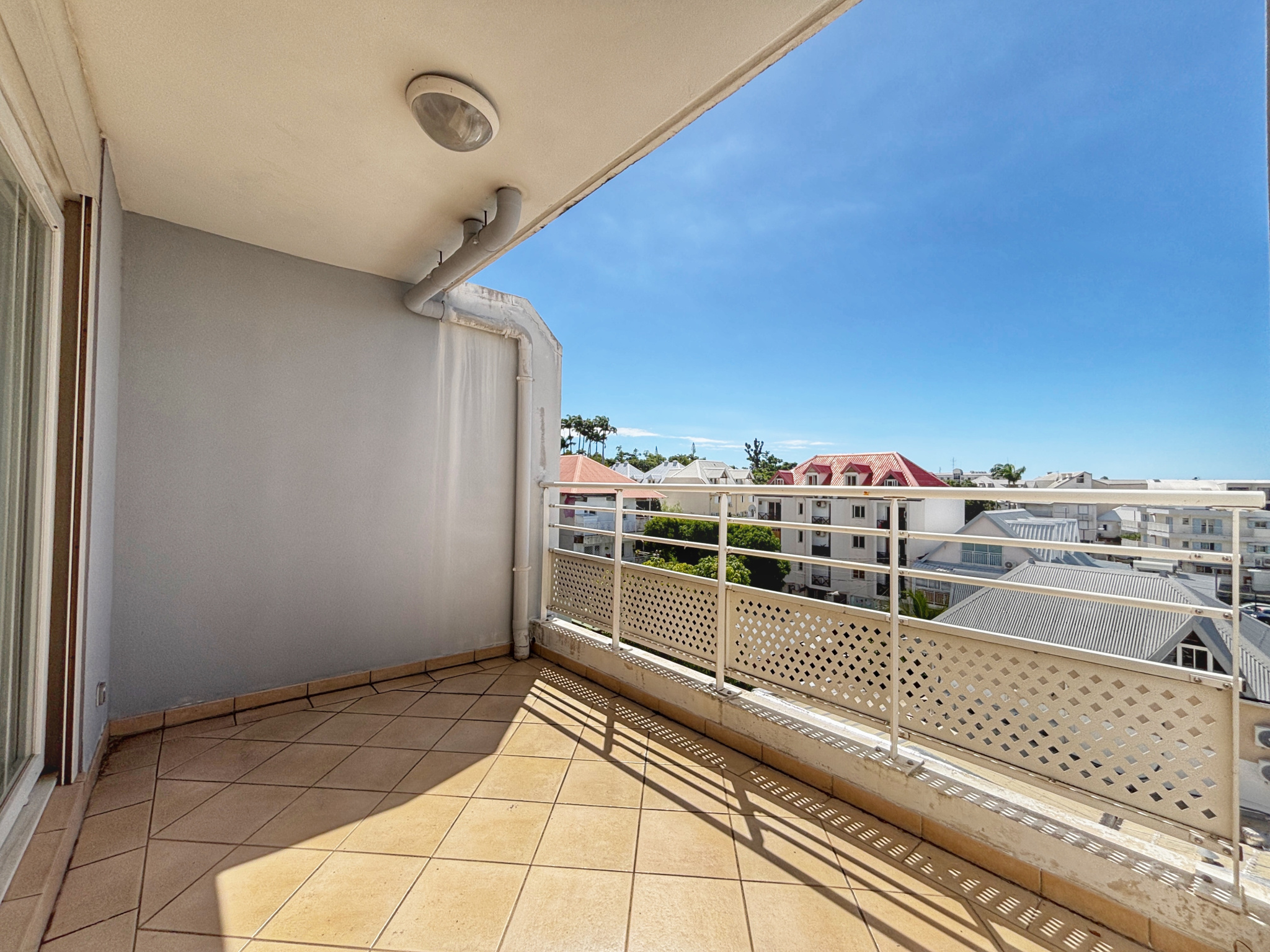 SAINT DENIS (PROCHE JARDIN DE L'ÉTAT) - APPARTEMENT T2 LOUÉ