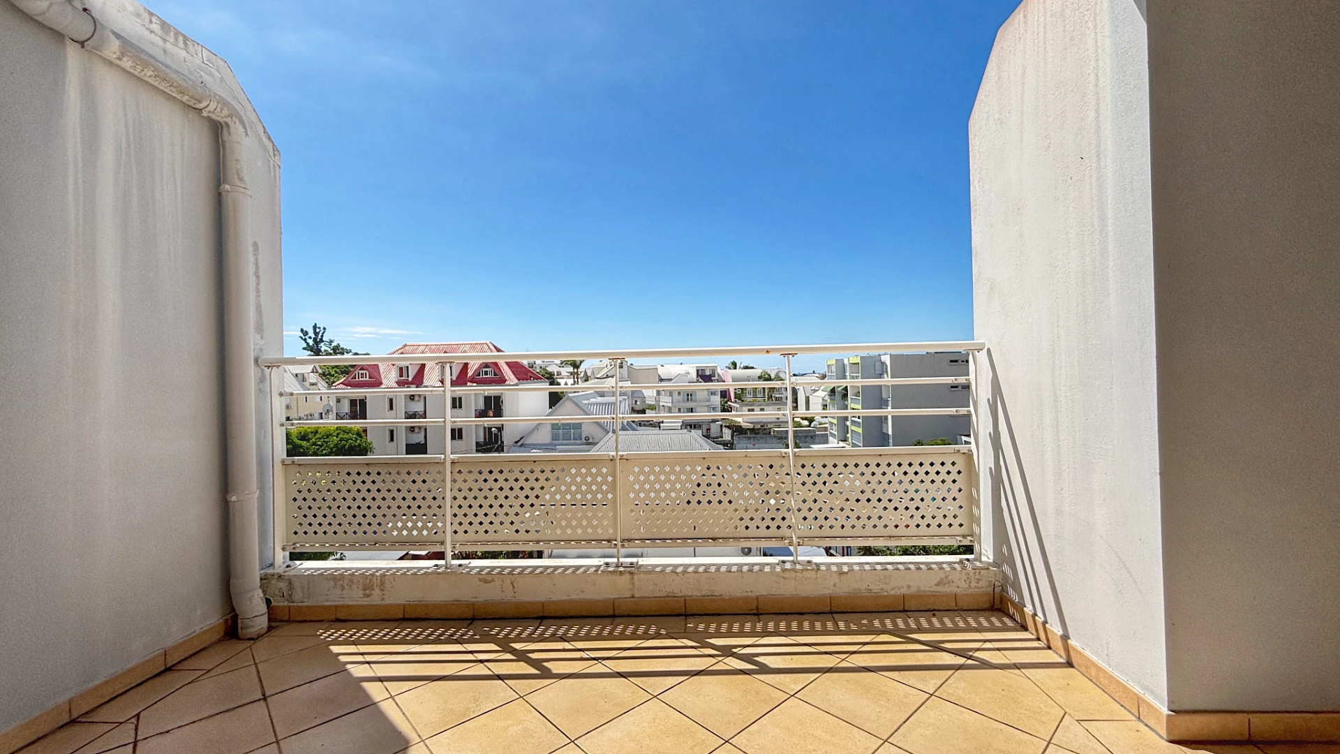 SAINT DENIS (PROCHE JARDIN DE L'ÉTAT) - APPARTEMENT T2 LOUÉ