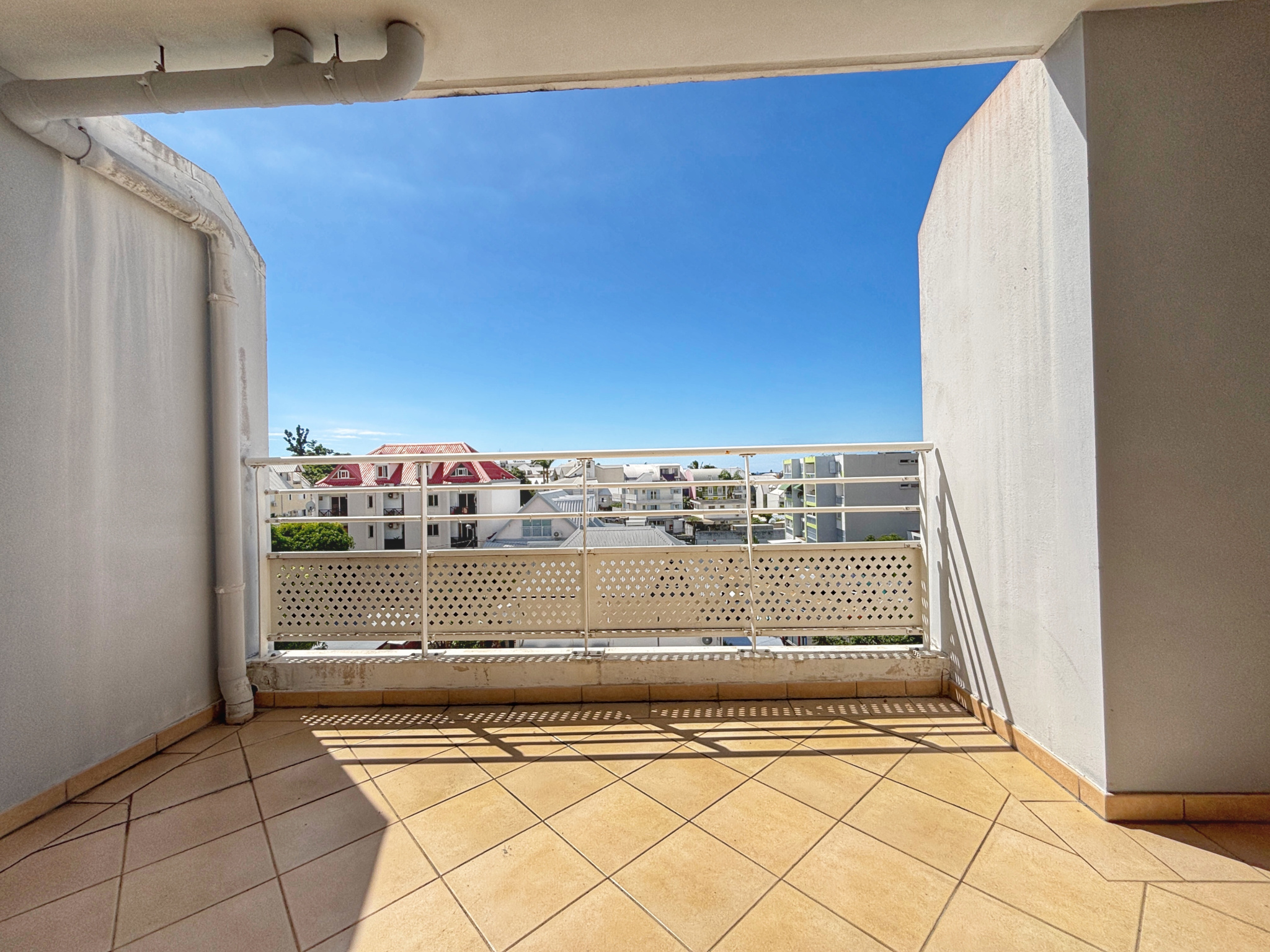 SAINT DENIS (PROCHE JARDIN DE L'ÉTAT) - APPARTEMENT T2 LOUÉ