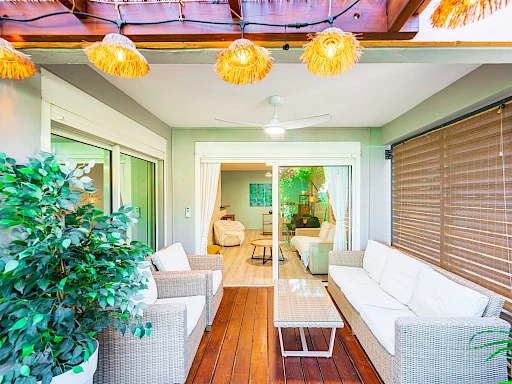 SAINT GILLES LES BAINS (MONT-ROQUEFEUILLE) - APPARTEMENT T2 AVEC JARDIN ET GARAGE