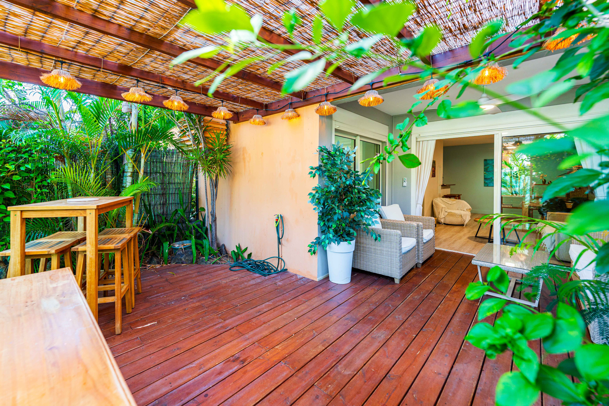 SAINT GILLES LES BAINS (MONT-ROQUEFEUILLE) - APPARTEMENT T2 AVEC JARDIN ET GARAGE