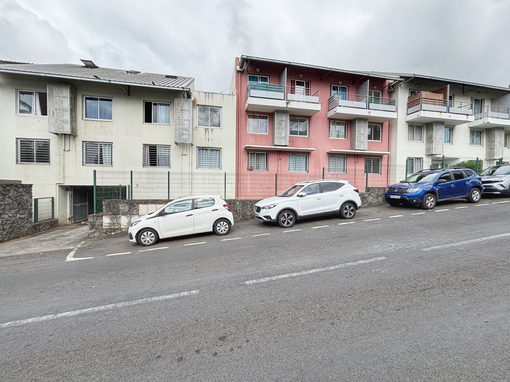 SAINTE CLOTILDE - STUDIO LOUÉ RENTABILITÉ PROCHE DES 10%