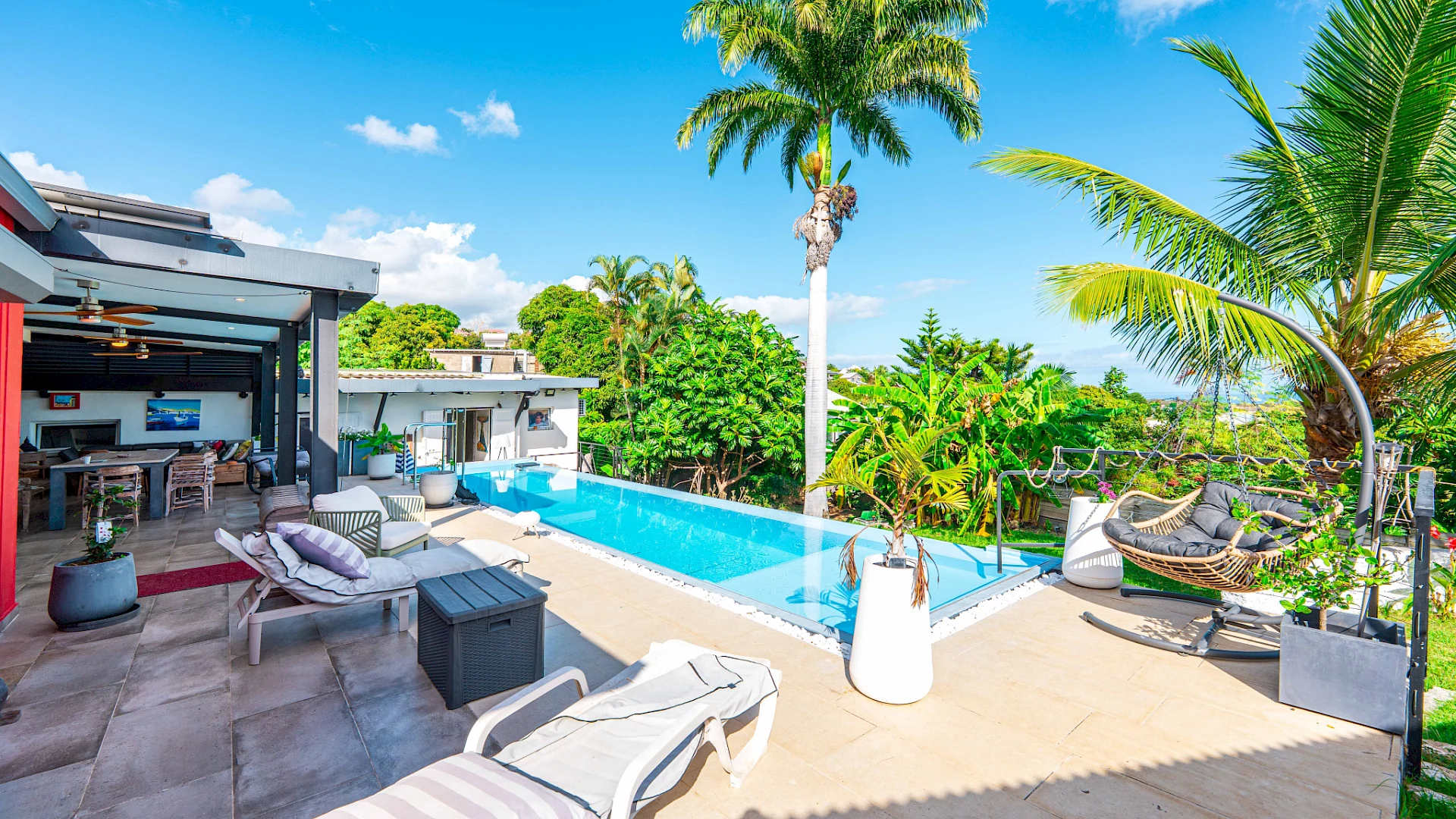 EXCEPTIONNELLE VILLA T7 AVEC PISCINE ET VUE MER A LA POSSESSION