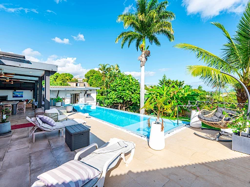 EXCEPTIONNELLE VILLA T7 AVEC PISCINE ET VUE MER A LA POSSESSION