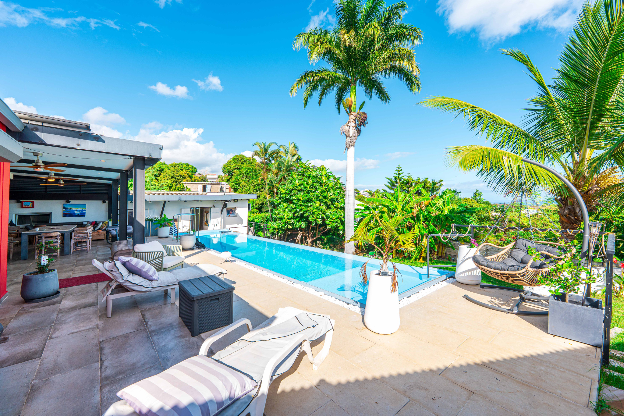 EXCEPTIONNELLE VILLA T7 AVEC PISCINE ET VUE MER A LA POSSESSION