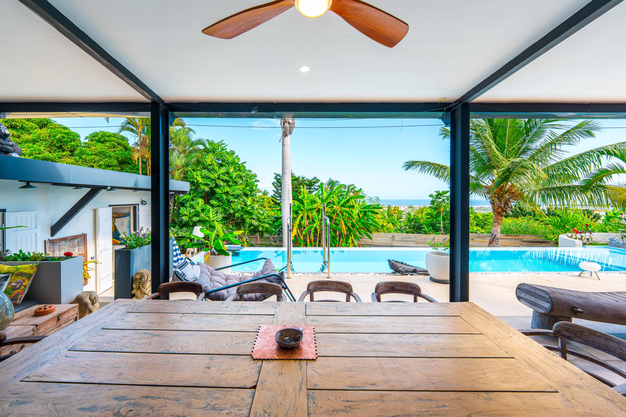 EXCEPTIONNELLE VILLA T7 AVEC PISCINE ET VUE MER A LA POSSESSION