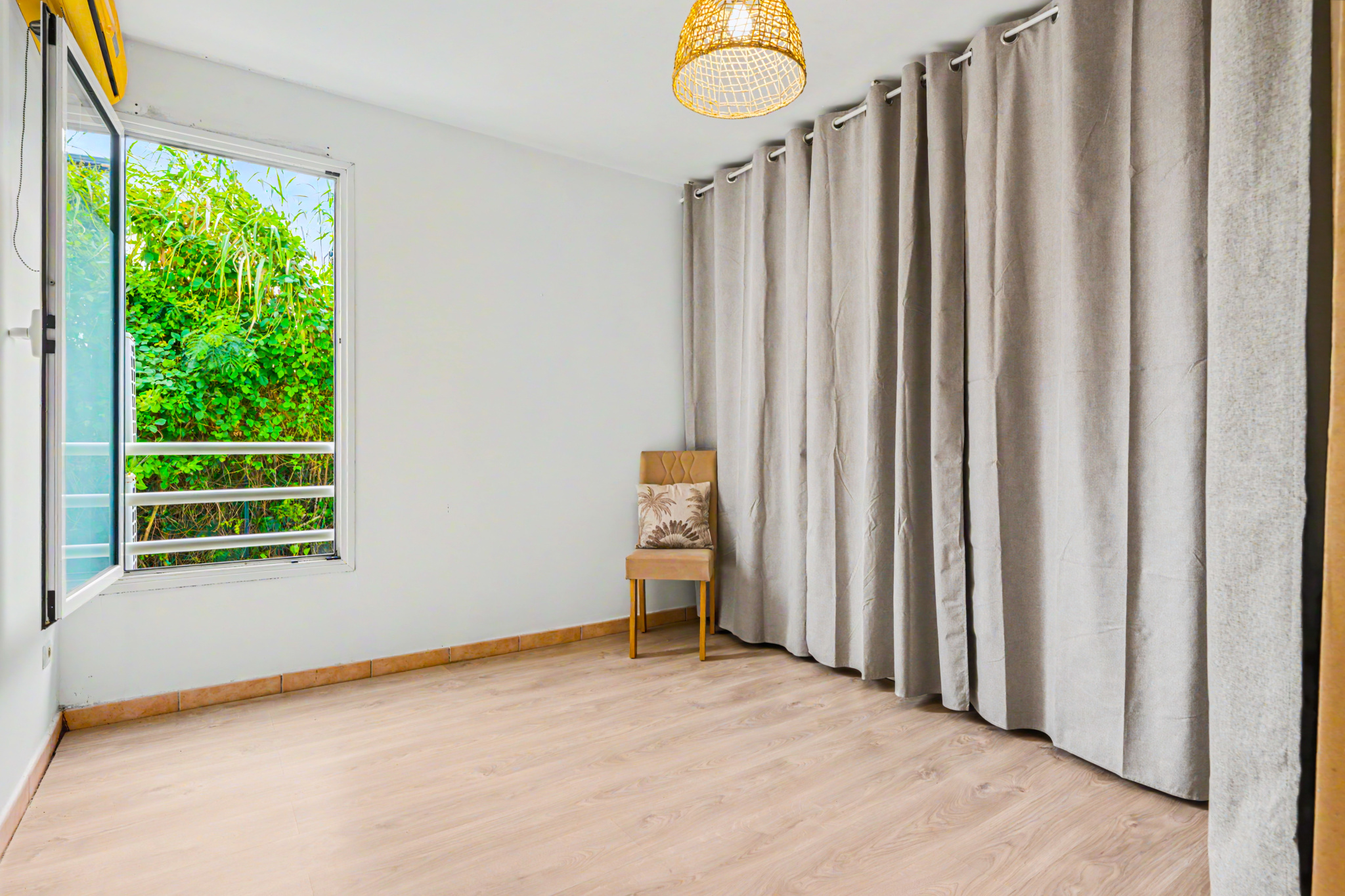 LA POSSESSION (LA REUNION) - APPARTEMENT T3 AVEC PISCINE QUARTIER RAVINE A MALHEUR