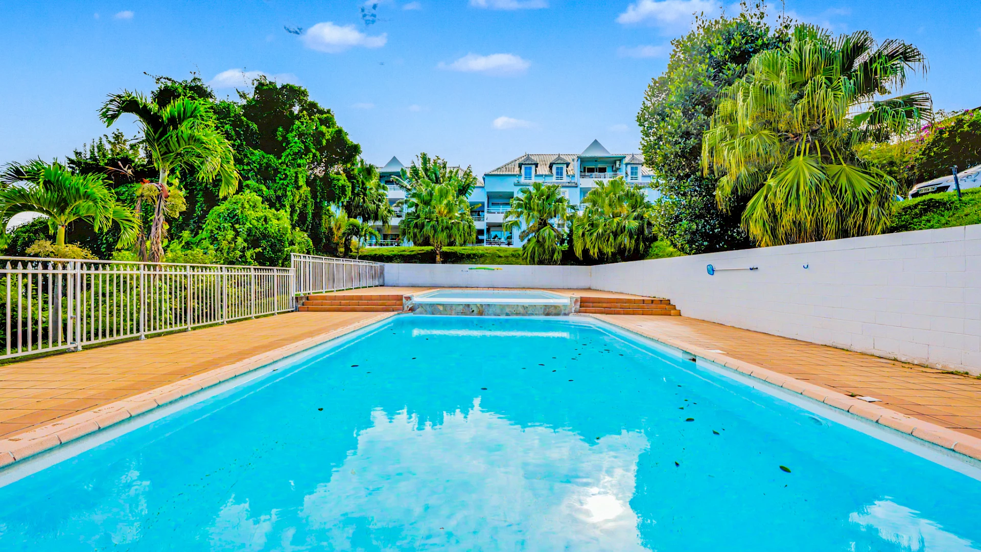 LA POSSESSION (LA REUNION) - APPARTEMENT T3 AVEC PISCINE QUARTIER RAVINE A MALHEUR