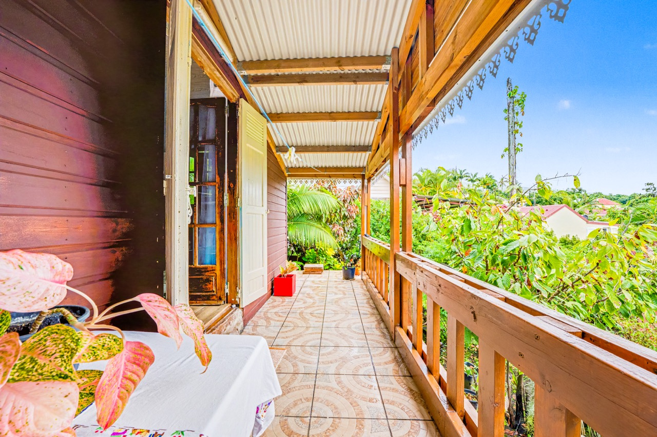 SAINTE ROSE - CHARMANTE VILLA T3