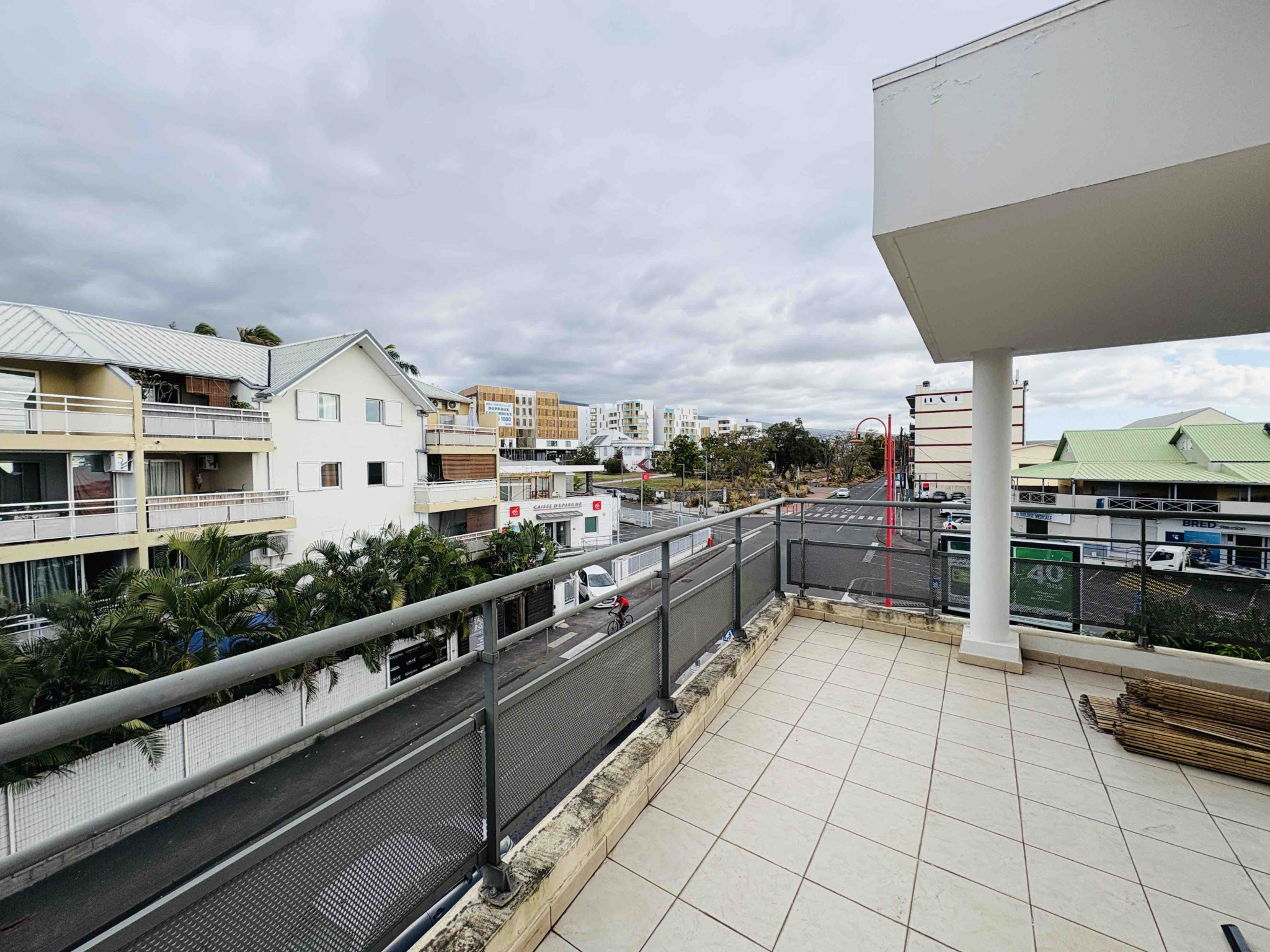 LA POSSESSION (CENTRE VILLE) - LOCATION T2  AVEC DOUBLE TERRASSE ET PARKING