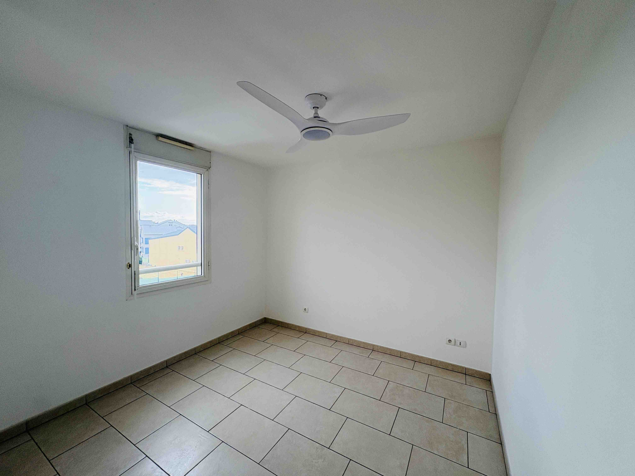 LA POSSESSION (CENTRE VILLE) - LOCATION T2  AVEC DOUBLE TERRASSE ET PARKING