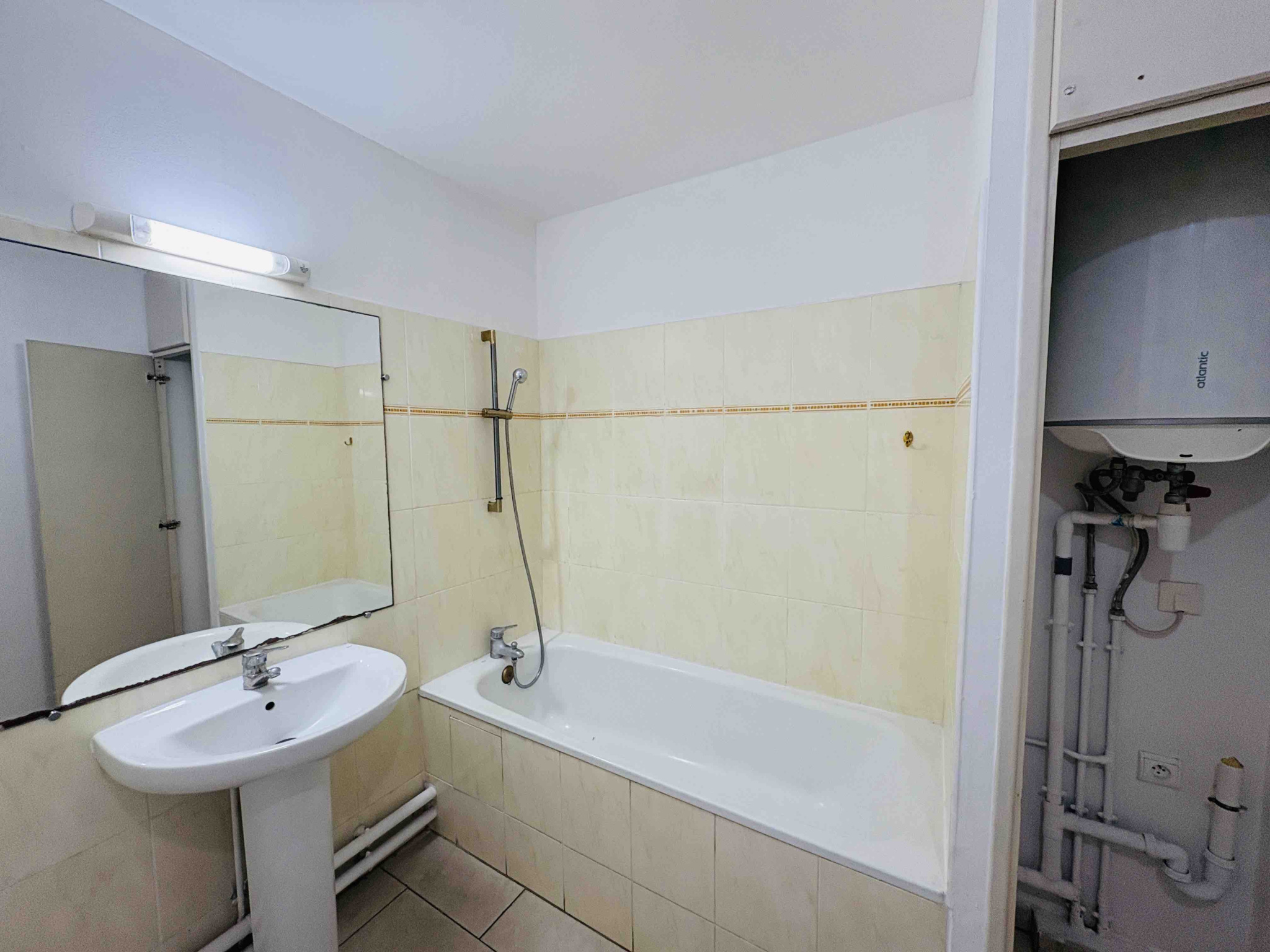 LA POSSESSION (CENTRE VILLE) - LOCATION T2  AVEC DOUBLE TERRASSE ET PARKING