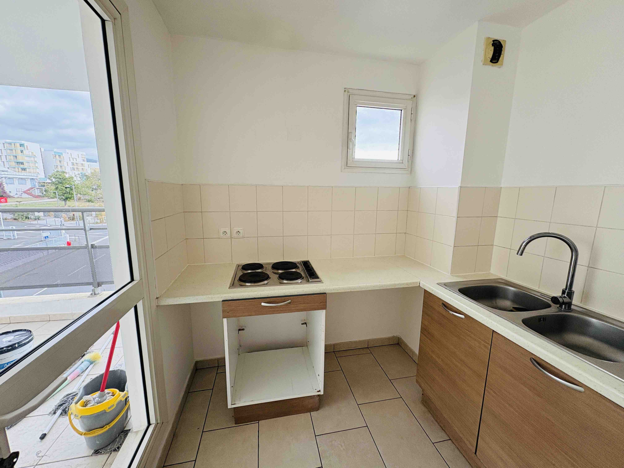 LA POSSESSION (CENTRE VILLE) - LOCATION T2  AVEC DOUBLE TERRASSE ET PARKING