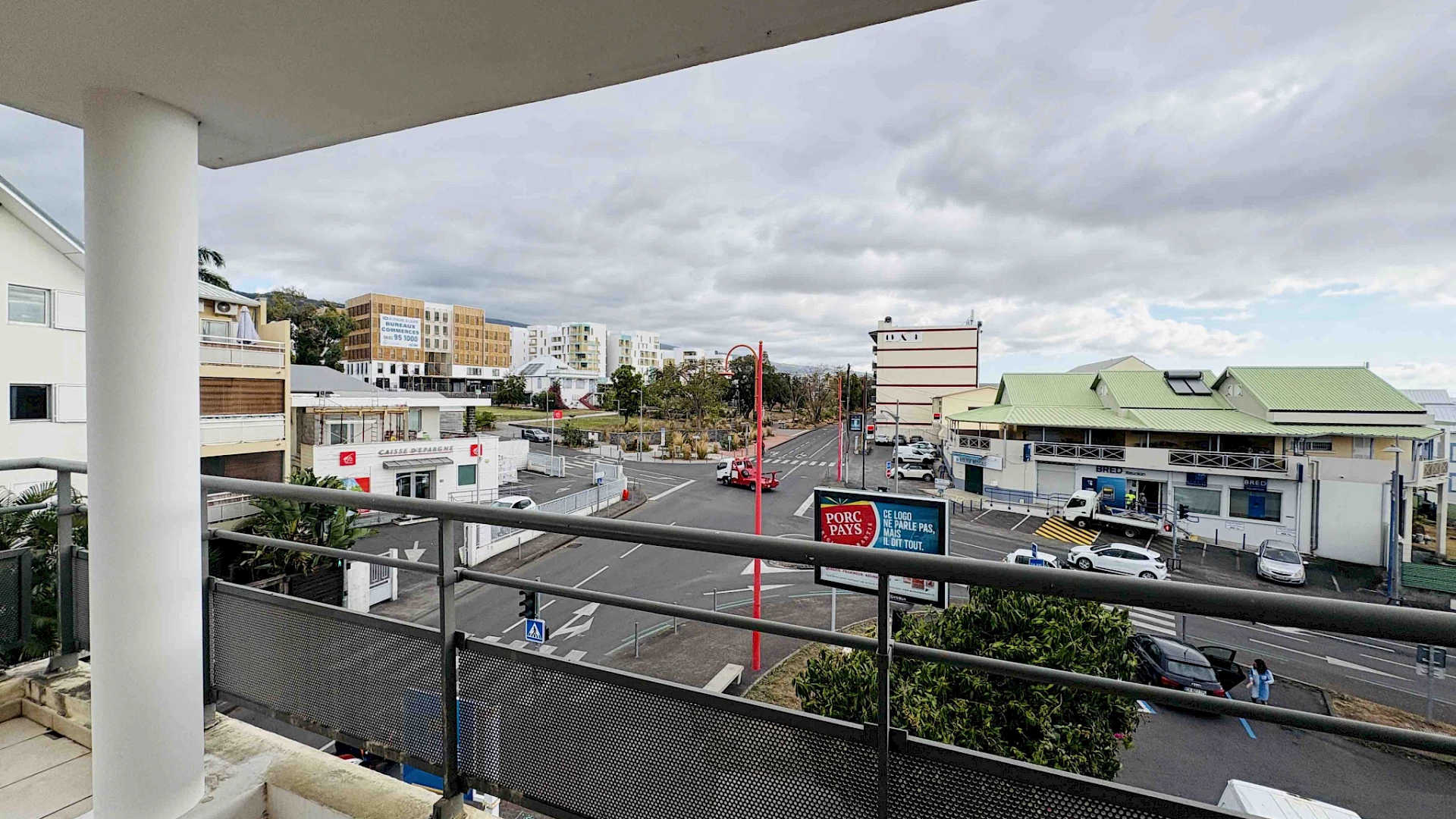 LA POSSESSION (CENTRE VILLE) - LOCATION T2  AVEC DOUBLE TERRASSE ET PARKING
