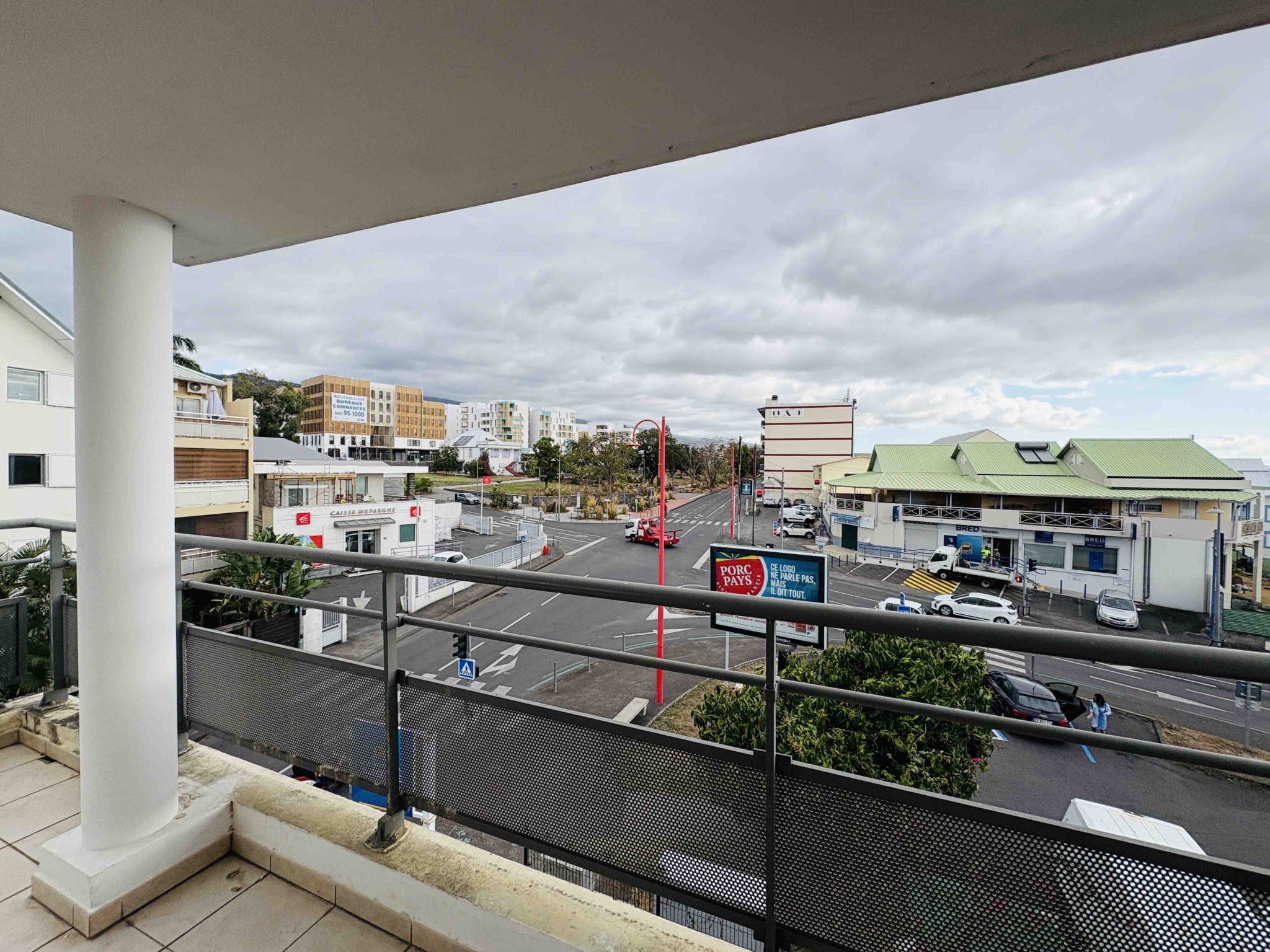LA POSSESSION (CENTRE VILLE) - LOCATION T2  AVEC DOUBLE TERRASSE ET PARKING - 1