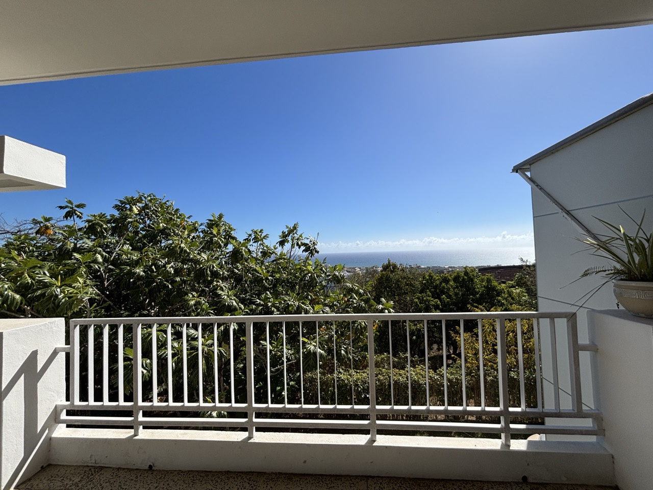 SAINT DENIS (REUNION) - MAISON T6 BAS DE MONTGAILLARD - TERRAIN 3 400m2