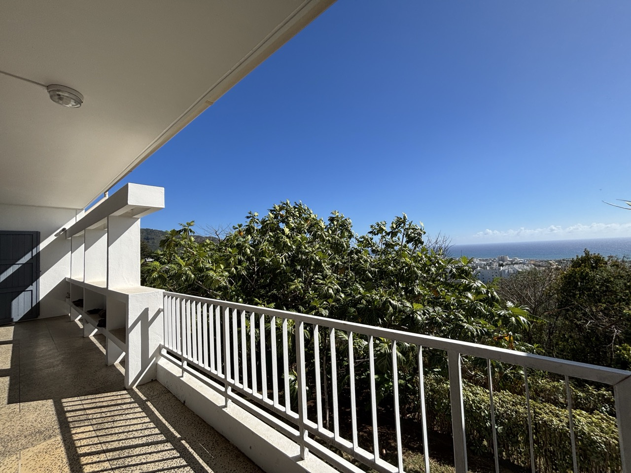 SAINT DENIS (REUNION) - MAISON T6 BAS DE MONTGAILLARD - TERRAIN 3 400m2