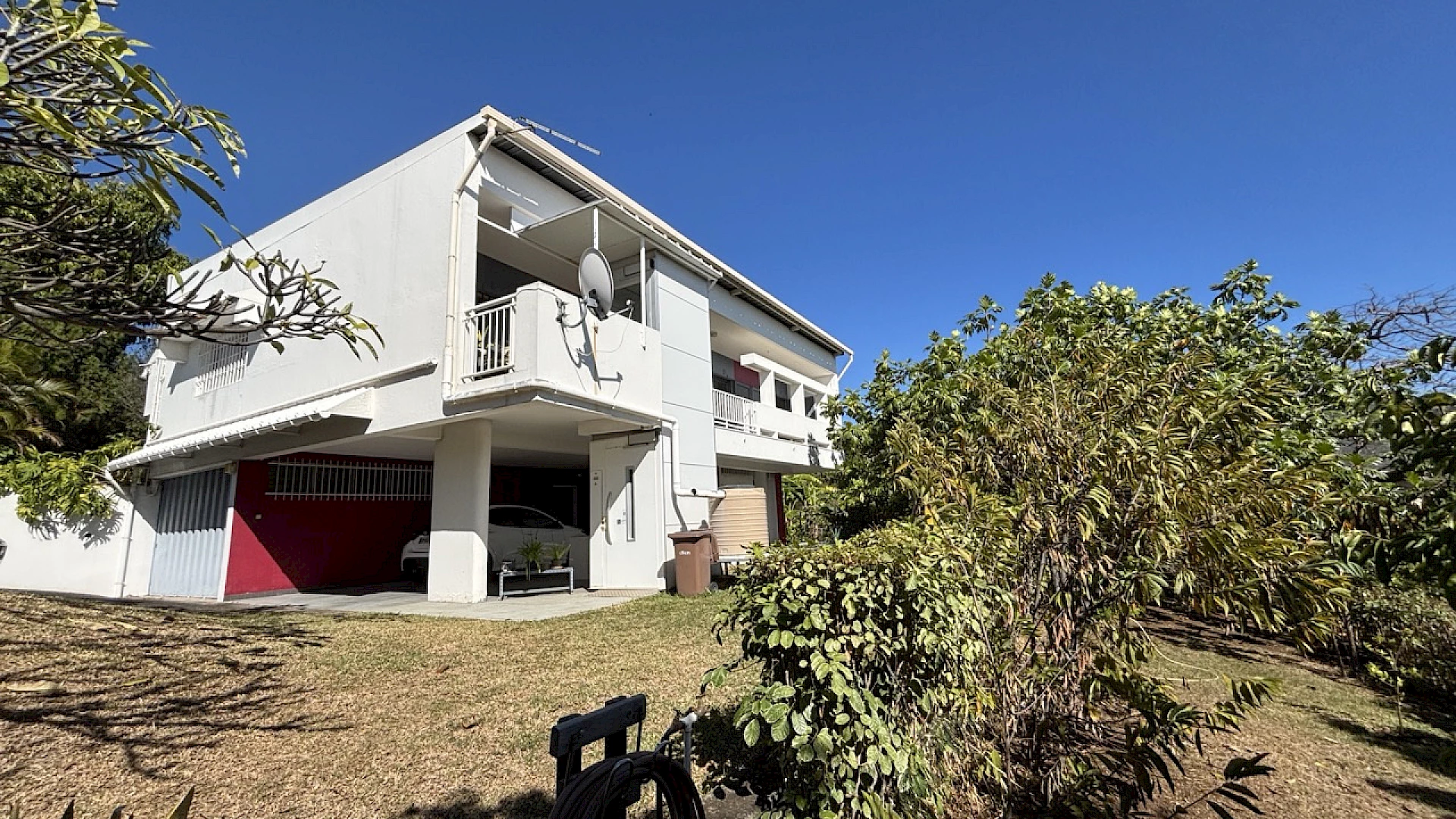 SAINT DENIS (REUNION) - MAISON T6 BAS DE MONTGAILLARD - TERRAIN 3 400m2