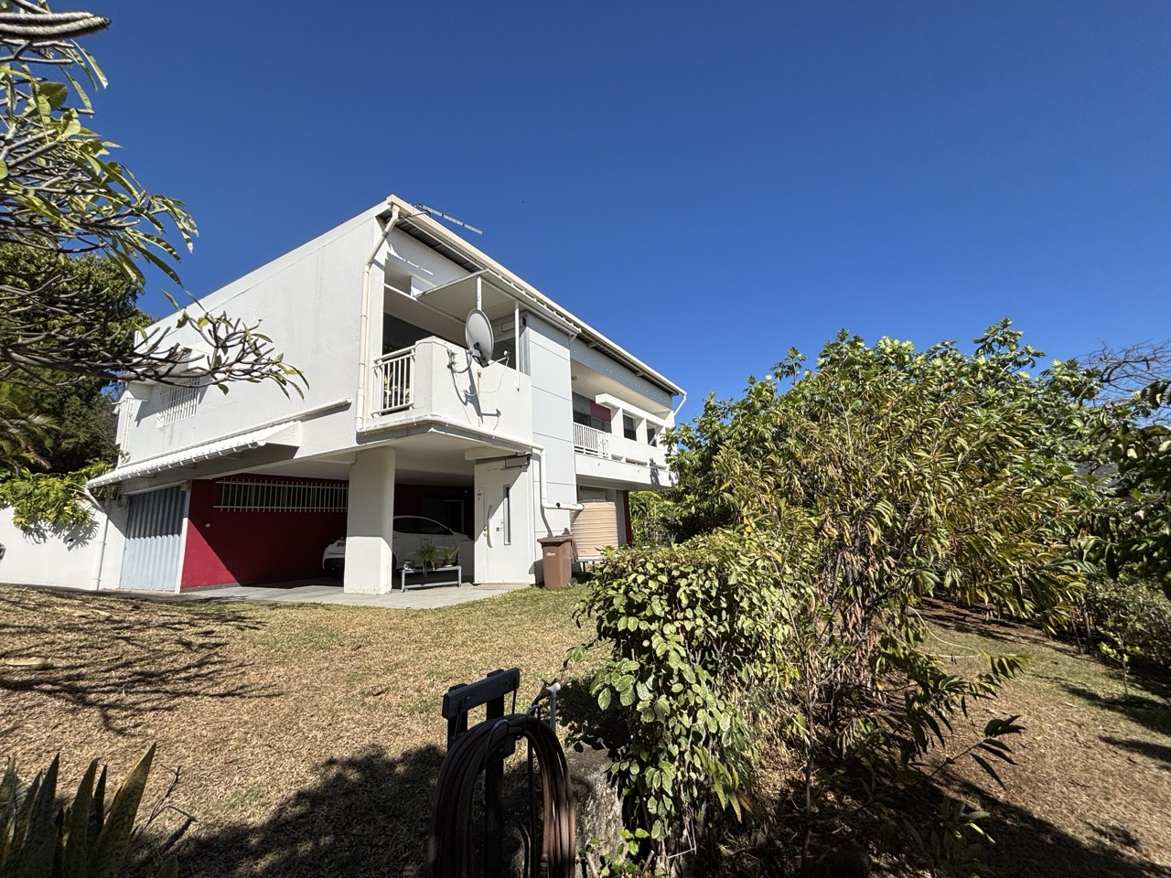 SAINT DENIS (REUNION) - MAISON T6 BAS DE MONTGAILLARD - TERRAIN 3 400m2 - 1