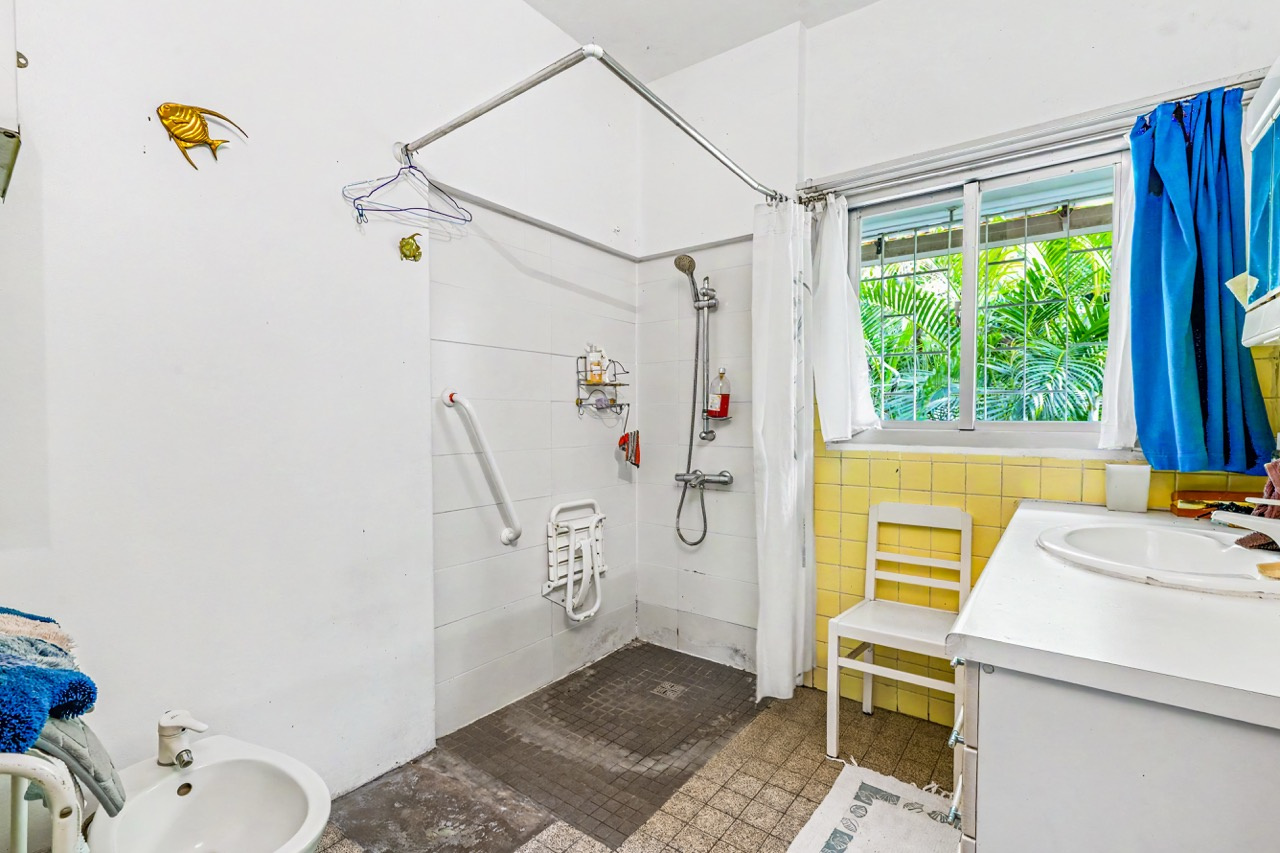 SAINT DENIS (REUNION) - MAISON T6 BAS DE MONTGAILLARD - TERRAIN 3 400m2