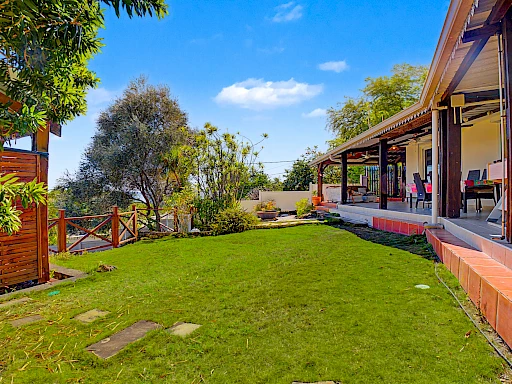 LA POSSESSION (ILE DE LA REUNION) - ENSEMBLE IMMOBILIER AVEC PISCINE