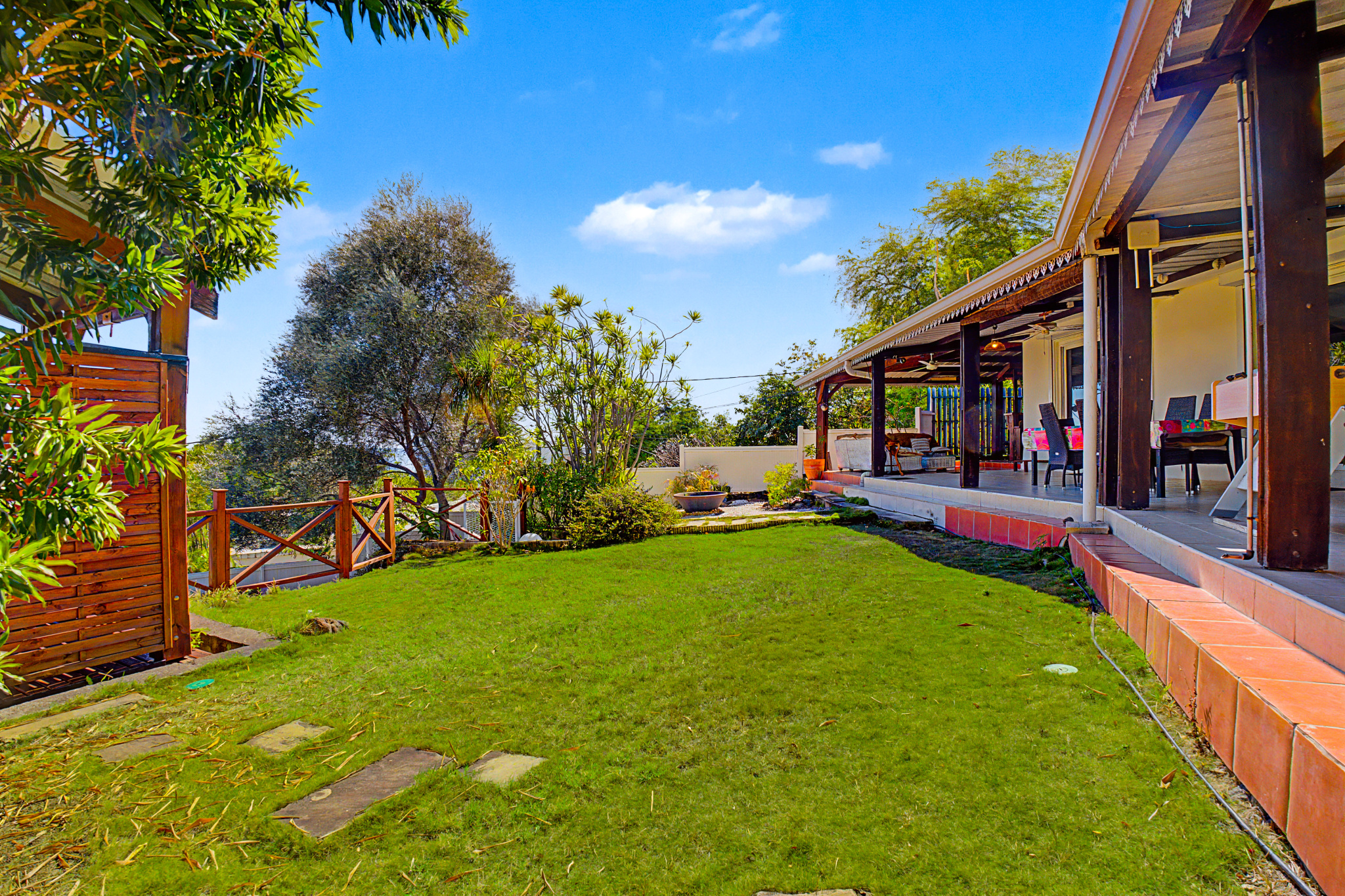 LA POSSESSION (ILE DE LA REUNION) - ENSEMBLE IMMOBILIER AVEC PISCINE