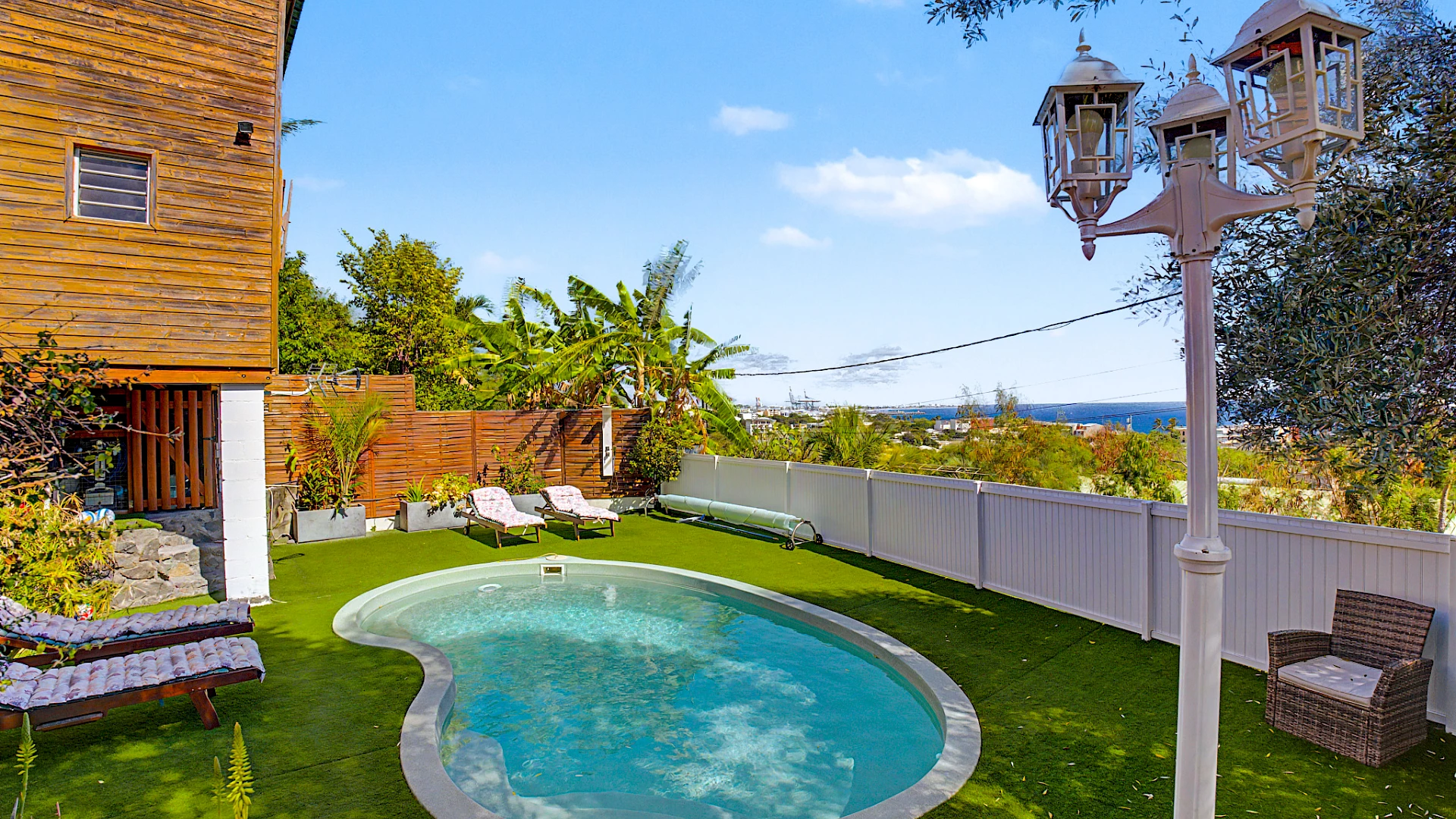 LA POSSESSION (ILE DE LA REUNION) - ENSEMBLE IMMOBILIER AVEC PISCINE