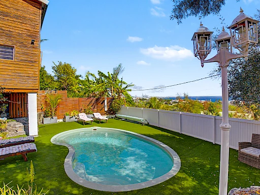 LA POSSESSION (ILE DE LA REUNION) - ENSEMBLE IMMOBILIER AVEC PISCINE