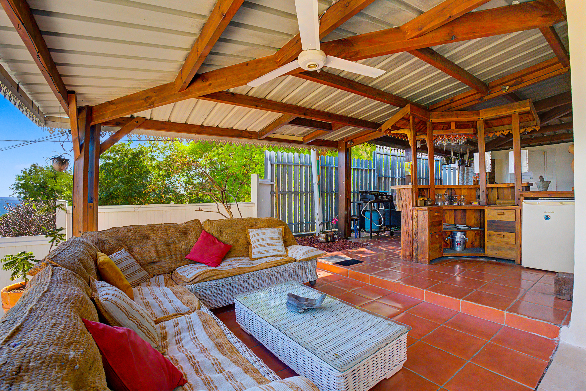 LA POSSESSION (ILE DE LA REUNION) - ENSEMBLE IMMOBILIER AVEC PISCINE