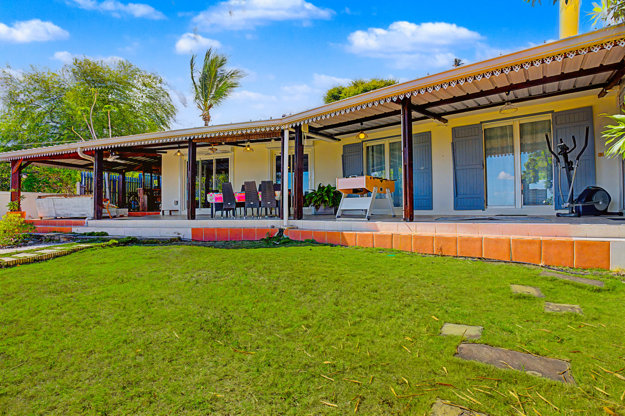 LA POSSESSION (ILE DE LA REUNION) - ENSEMBLE IMMOBILIER AVEC PISCINE