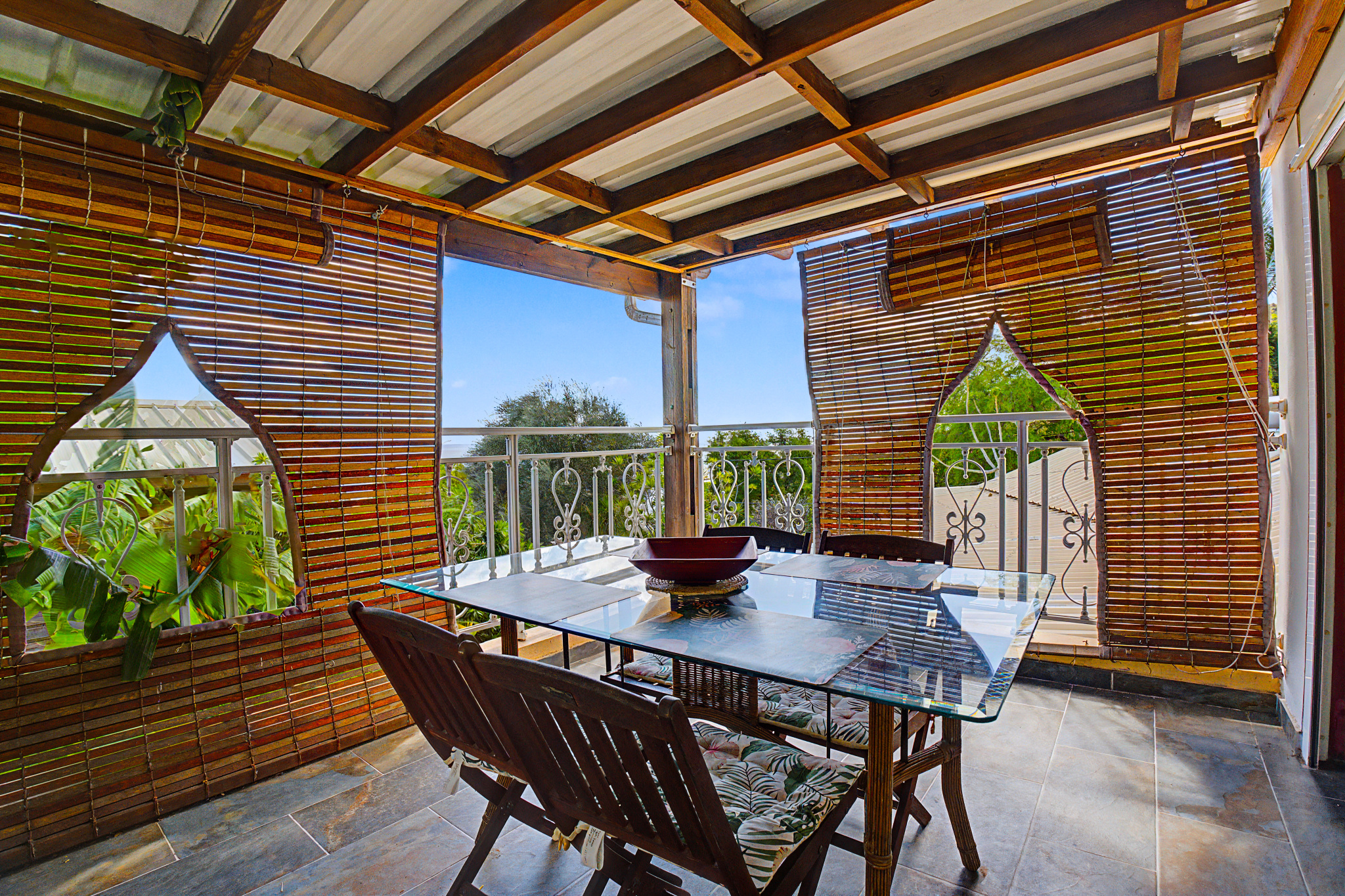 LA POSSESSION (ILE DE LA REUNION) - ENSEMBLE IMMOBILIER AVEC PISCINE