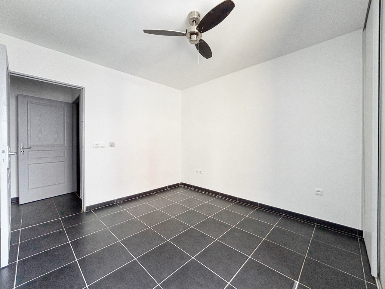 SAINT DENIS (REUNION) (MONTGAILLARD - RESIDENCE LOTUS BLEU) - T2 LIBRE