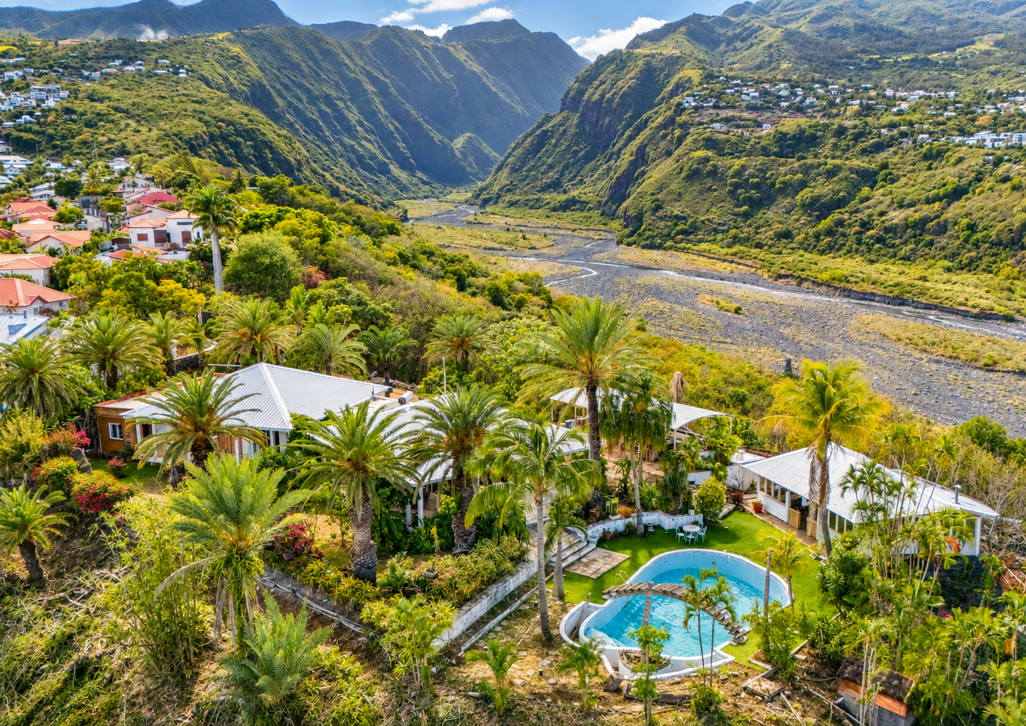 ENVIRONNEMENT ET VUE INCROYABLE MAISON DE 225 m2 A LA POSSESSION - 1