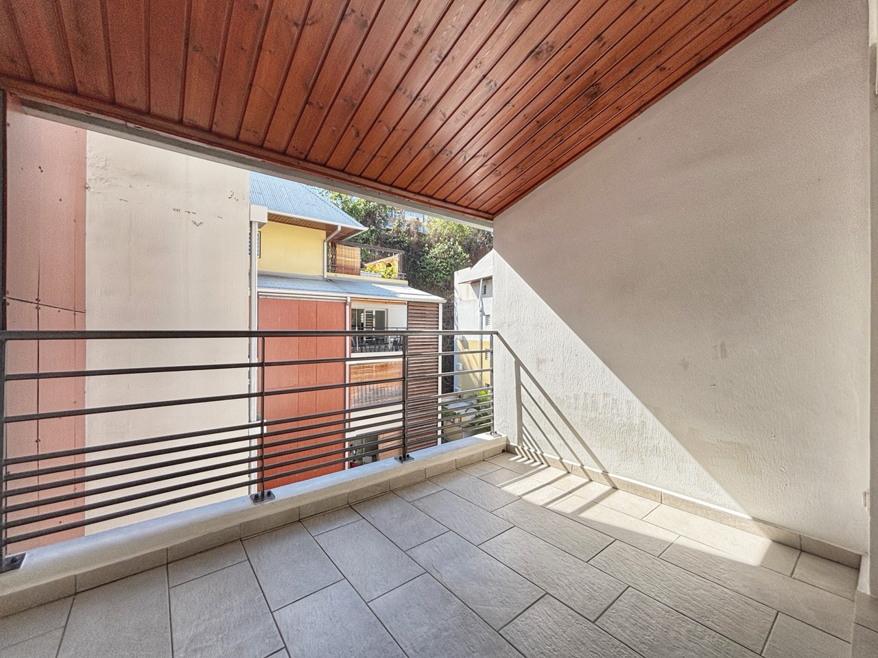 SAINT DENIS (REUNION) - STUDIO LOUÉ SPECIAL INVESTISSEURS