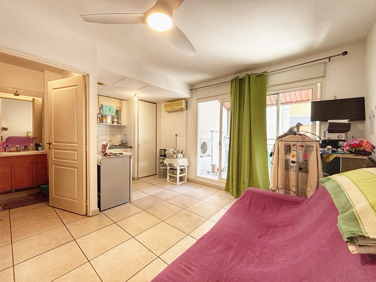 SAINT DENIS (REUNION) - STUDIO LOUÉ SPECIAL INVESTISSEURS