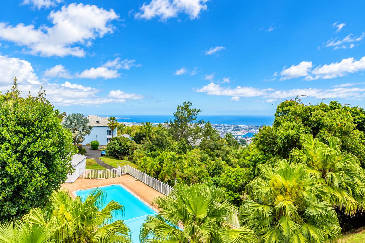LA POSSESSION (LA REUNION) - APPARTEMENT T3 AVEC PISCINE QUARTIER RAVINE A MALHEUR